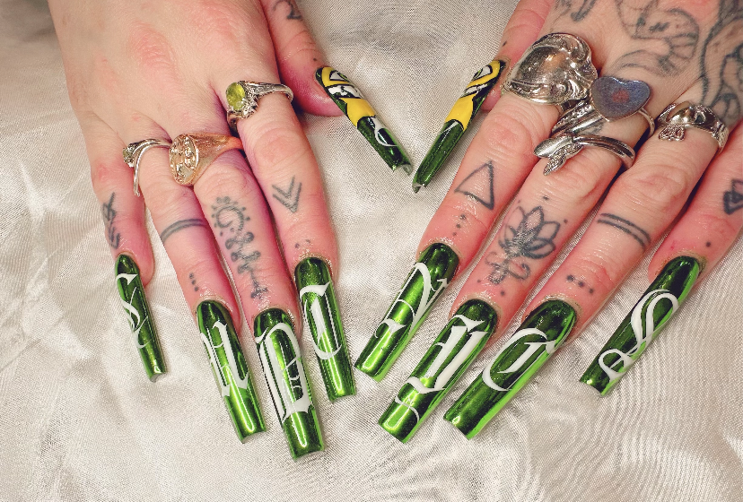 Green and white long nail-art set